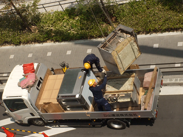 精密機器ビル内吊り込み搬入